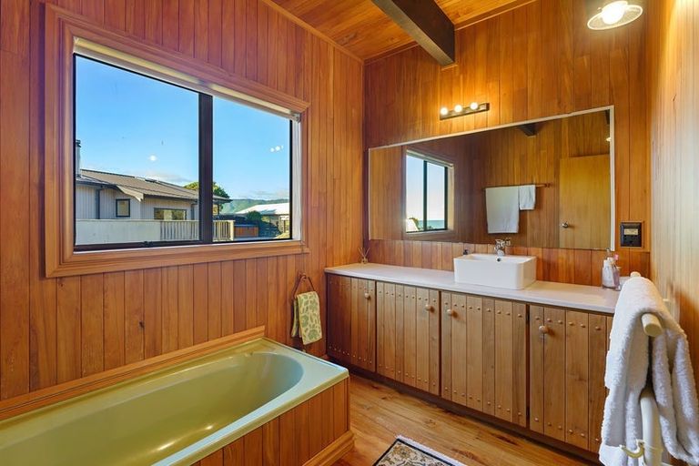 Photo of property in 11 Waiheke Street, Waikanae Beach, Waikanae, 5036