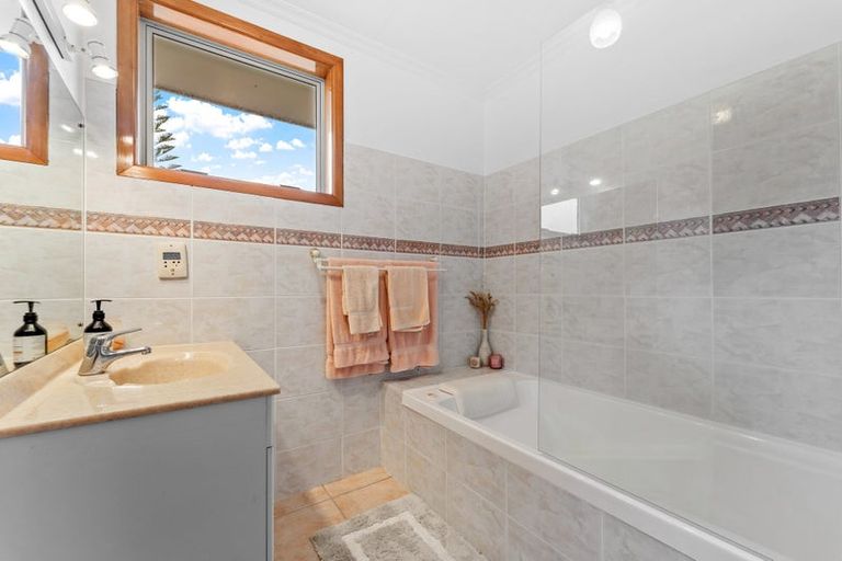 Photo of property in 17 Weranui Road, Waiwera, 0994