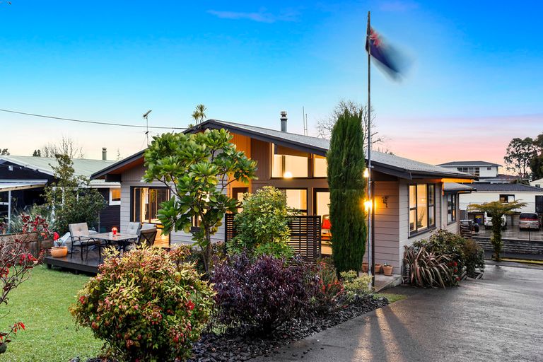 Photo of property in 108 Cliff View Drive, Green Bay, Auckland, 0604