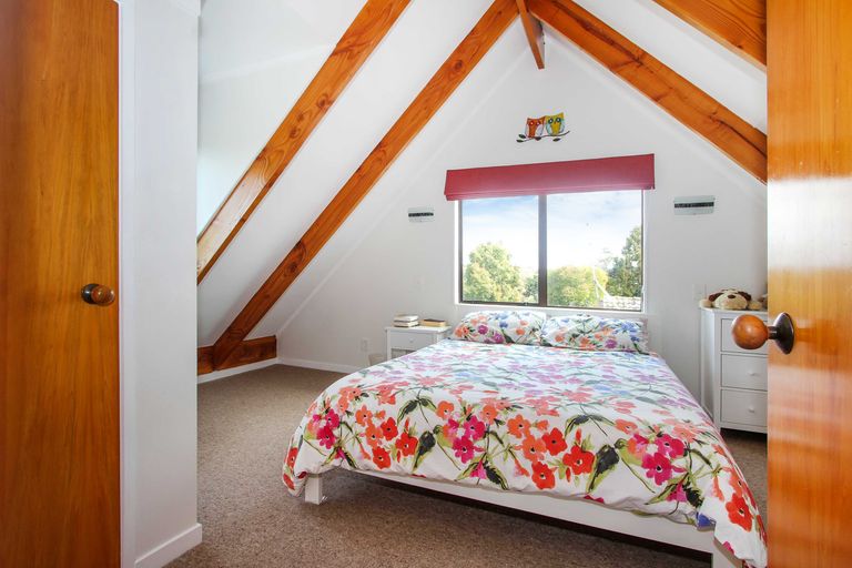 Photo of property in 2/28 Fairdale Place, Birkdale, Auckland, 0626