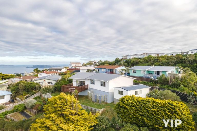 Photo of property in 21 Sunhaven Drive, Newlands, Wellington, 6037