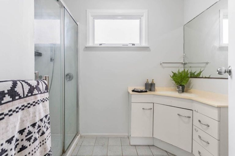 Photo of property in 559 Glenfield Road, Glenfield, Auckland, 0629