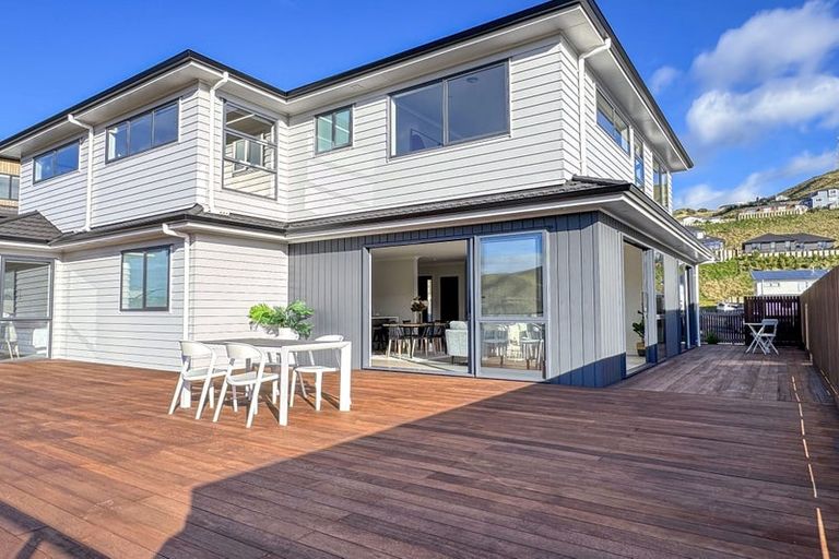 Photo of property in 142 Amesbury Drive, Churton Park, Wellington, 6037