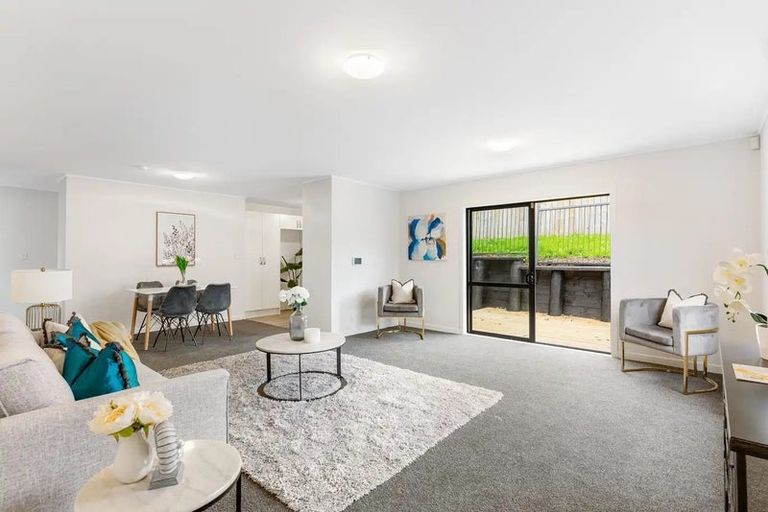 Photo of property in 5/8 Eulogy Place, Randwick Park, Auckland, 2105