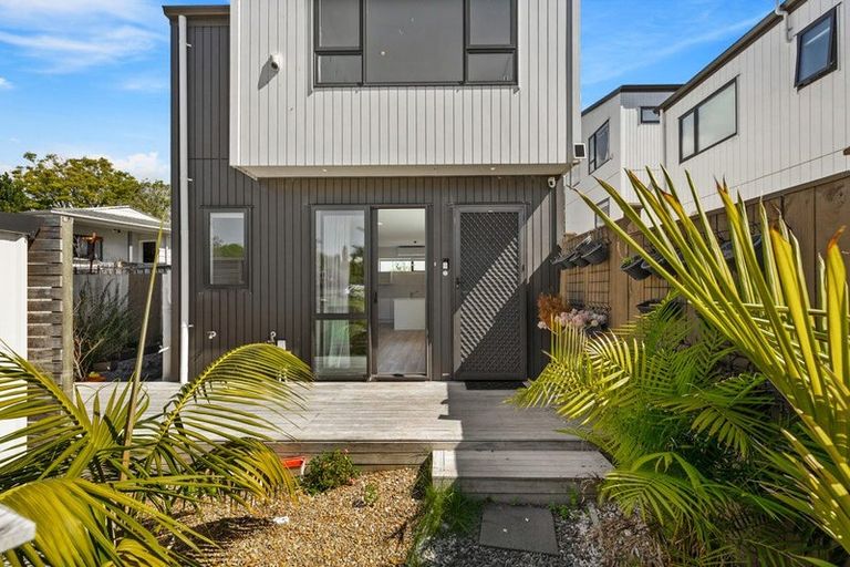 Photo of property in 4a Trengove Place, West Harbour, Auckland, 0618