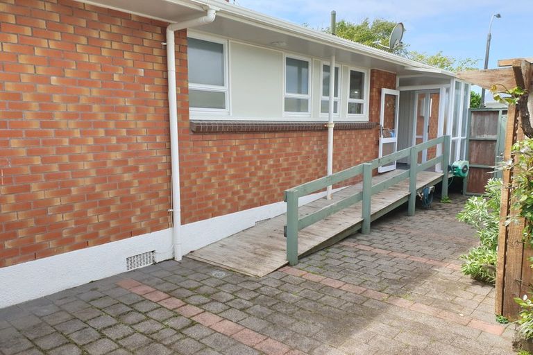 Photo of property in 2 Hood Place, Spotswood, New Plymouth, 4310