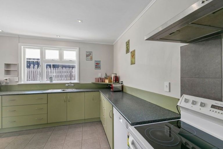 Photo of property in 76a Newlands Road, Newlands, Wellington, 6037