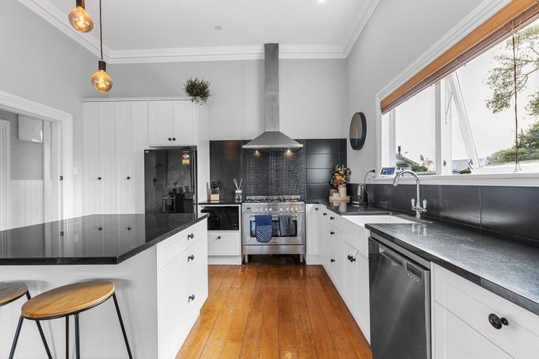 Photo of property in 17 Perrin Place, Kelvin Grove, Palmerston North, 4414