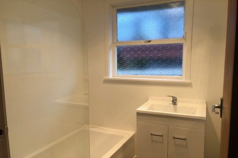 Photo of property in 17 Eyre Street, Henderson, Auckland, 0612