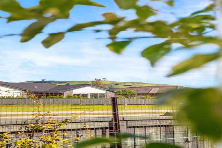 Photo of property in 1 Waikiwi Way, Papamoa, 3118