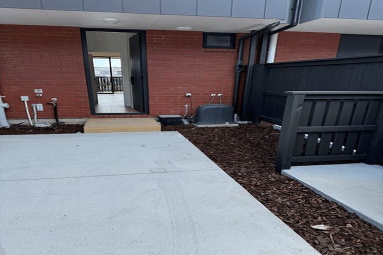 Photo of property in 43 Waipuhinui Way, Wiri, 2104