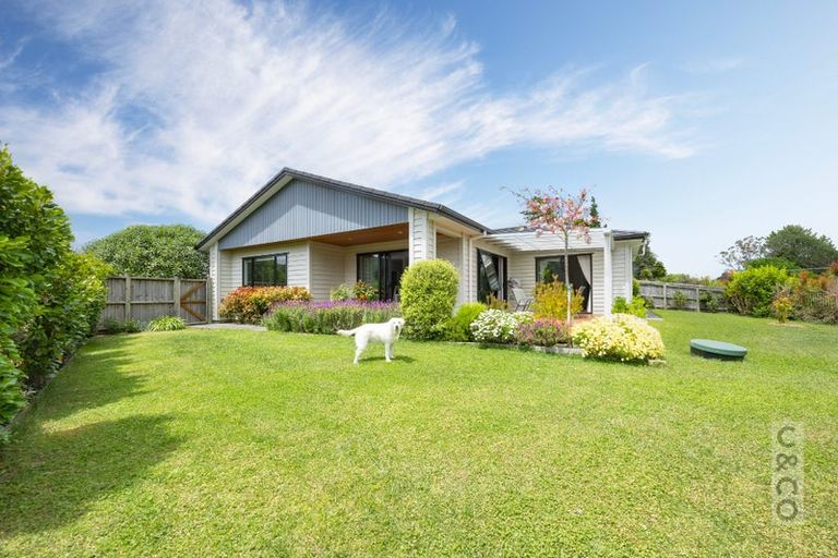 Photo of property in 15 Vogwill Road, Kumeu, 0810