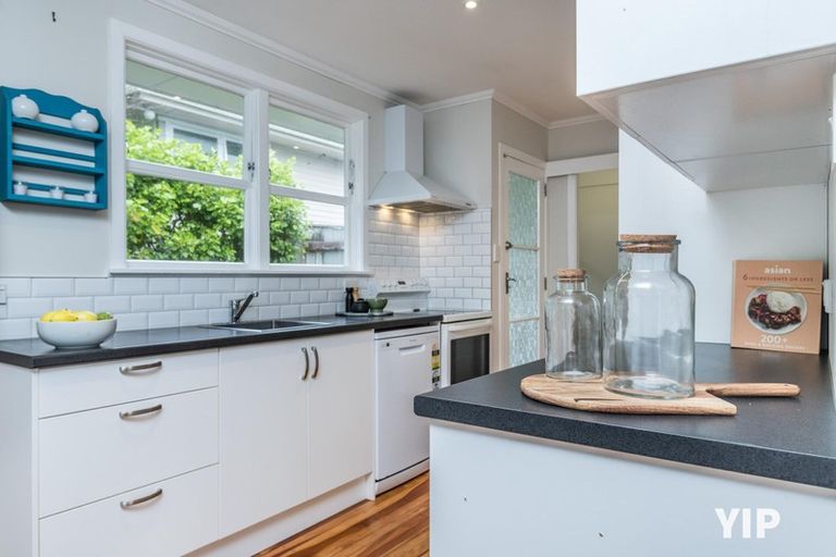 Photo of property in 14 Leona Way, Paparangi, Wellington, 6037