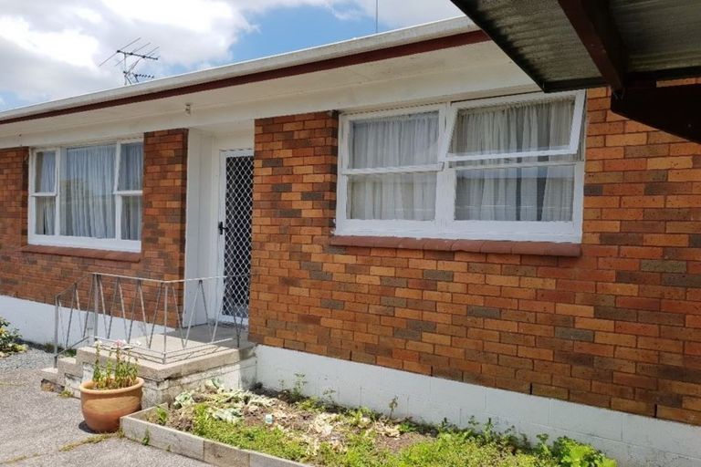 Photo of property in 2/14 Eyre Street, Henderson, Auckland, 0612