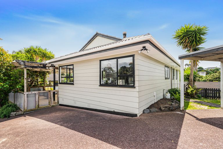 Photo of property in 12 Landsdale Place, Massey, Auckland, 0614