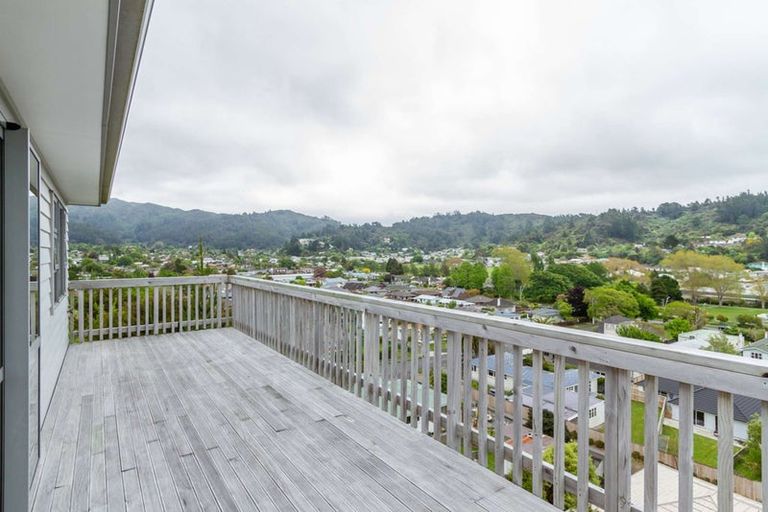 Photo of property in 32 Speldhurst Grove, Stokes Valley, Lower Hutt, 5019