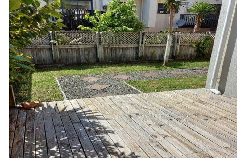 Photo of property in 2 Stella Grove, Newlands, Wellington, 6037