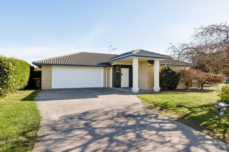 Photo of property in 21 Cate Road, Rototuna, Hamilton, 3210