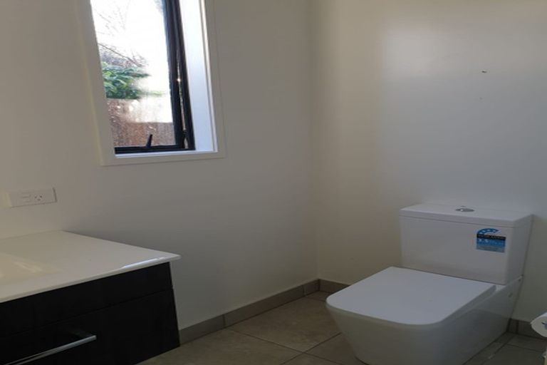 Photo of property in 9 Neil Avenue, Te Atatu Peninsula, Auckland, 0610