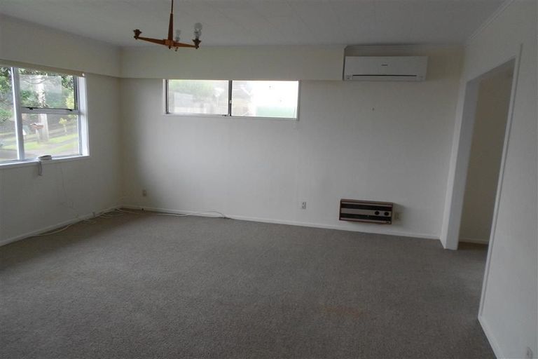 Photo of property in 12 Griffiths Grove, Newlands, Wellington, 6037