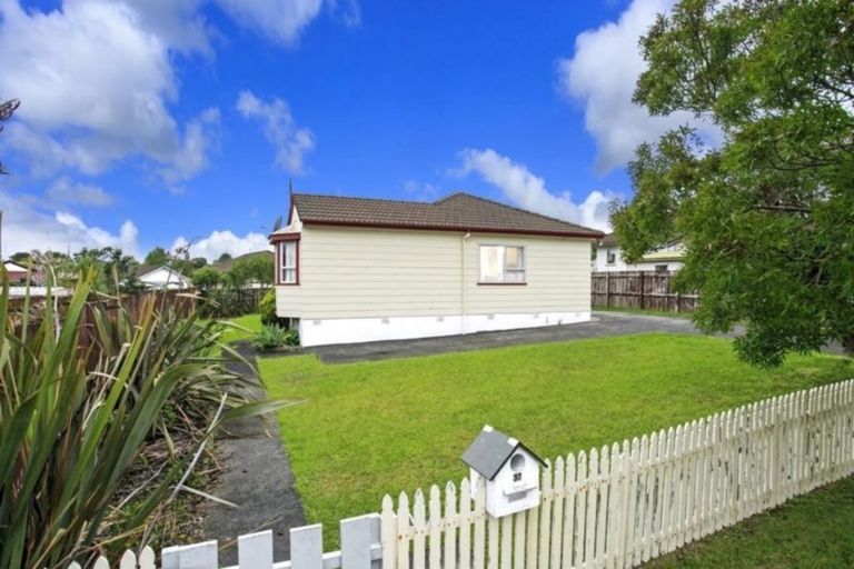 Photo of property in 37 Meadowood Drive, Unsworth Heights, Auckland, 0632