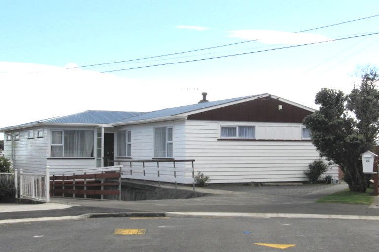 Photo of property in 23 Longcroft Terrace, Newlands, Wellington, 6037