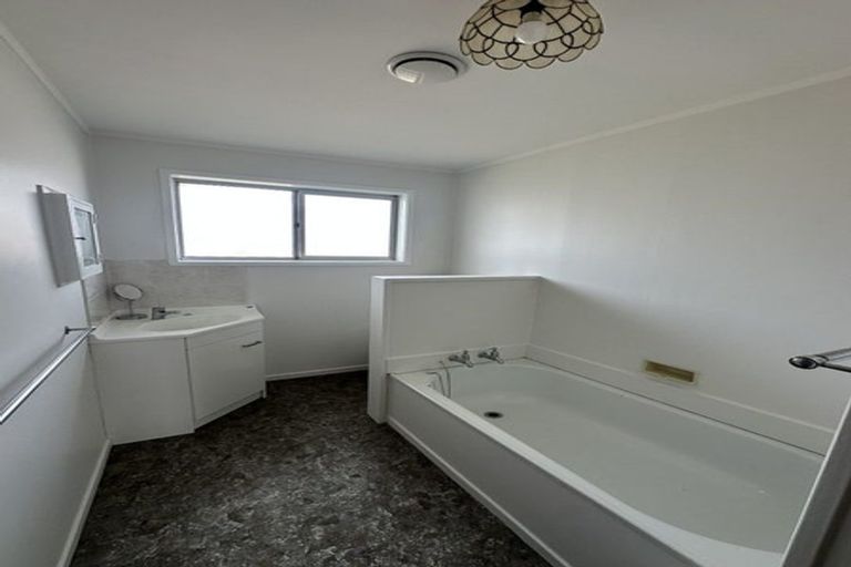 Photo of property in 1/62 Tiroroa Avenue, Te Atatu South, Auckland, 0610