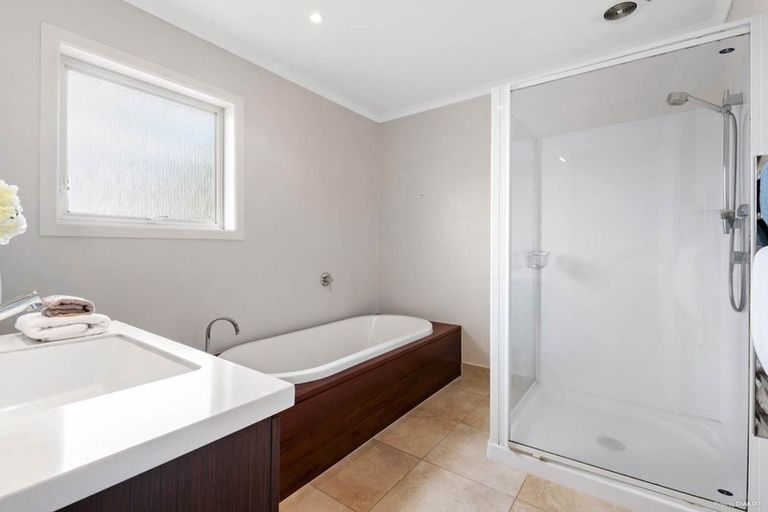 Photo of property in 19 Sovereign Place, Glenfield, Auckland, 0629