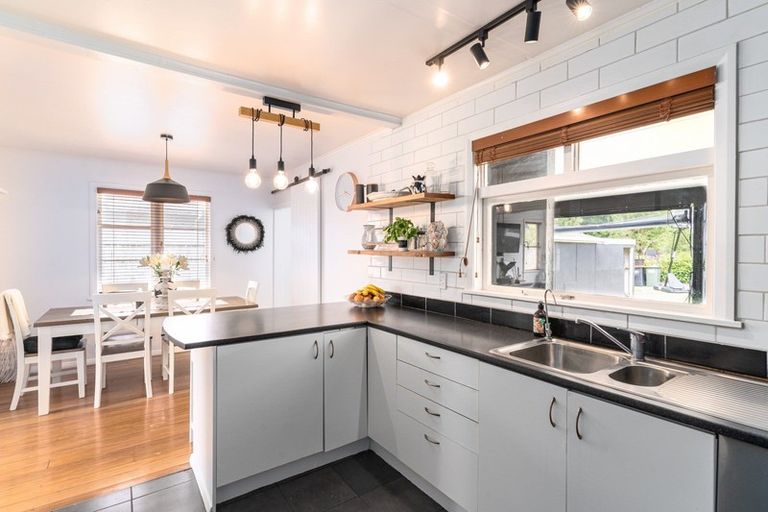 Photo of property in 6 Newhaven Place, Roslyn, Palmerston North, 4414