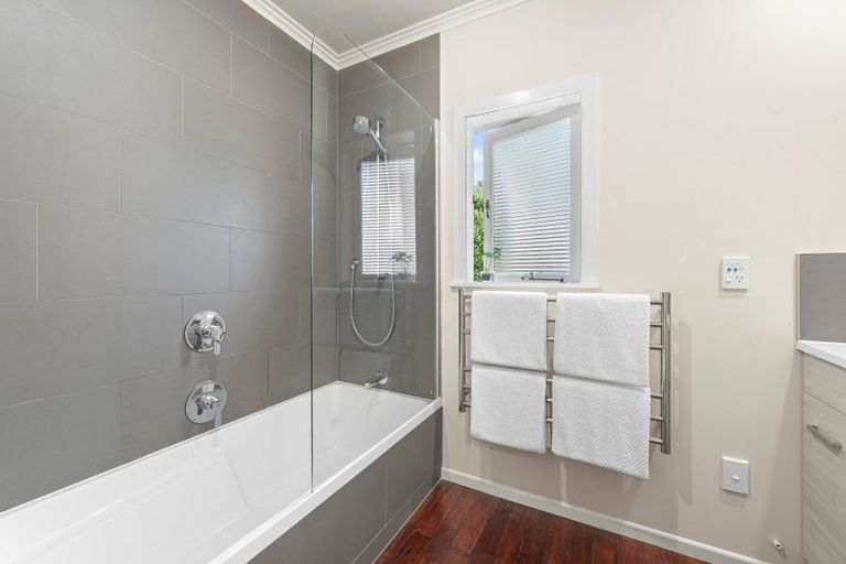 Photo of property in 33 Old Lake Road, Narrow Neck, Auckland, 0624