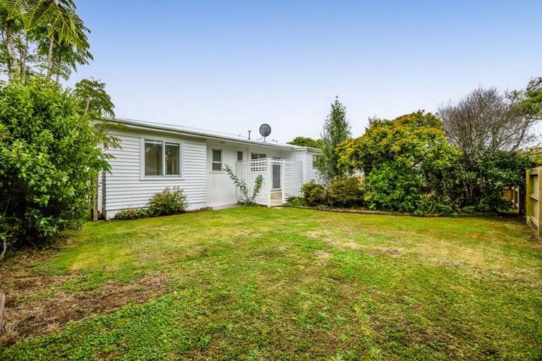 Photo of property in 5 Nikau Street, Inglewood, 4330