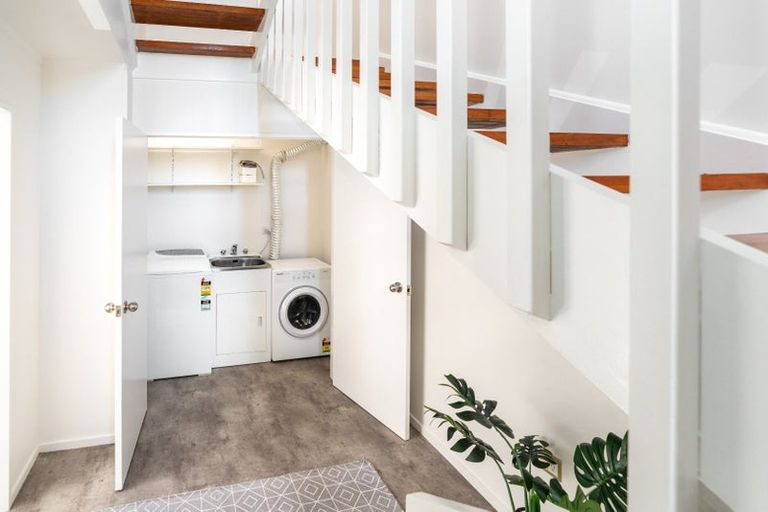 Photo of property in 16 Garden Road, Northland, Wellington, 6012