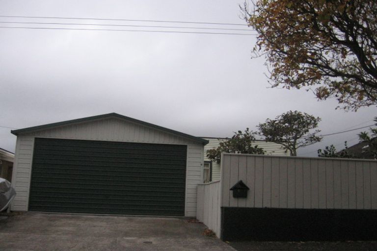 Photo of property in 2/6 Saulbrey Grove, Woburn, Lower Hutt, 5010