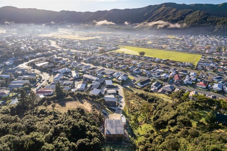 Photo of property in 16 Hastings Grove, Wainuiomata, Lower Hutt, 5014