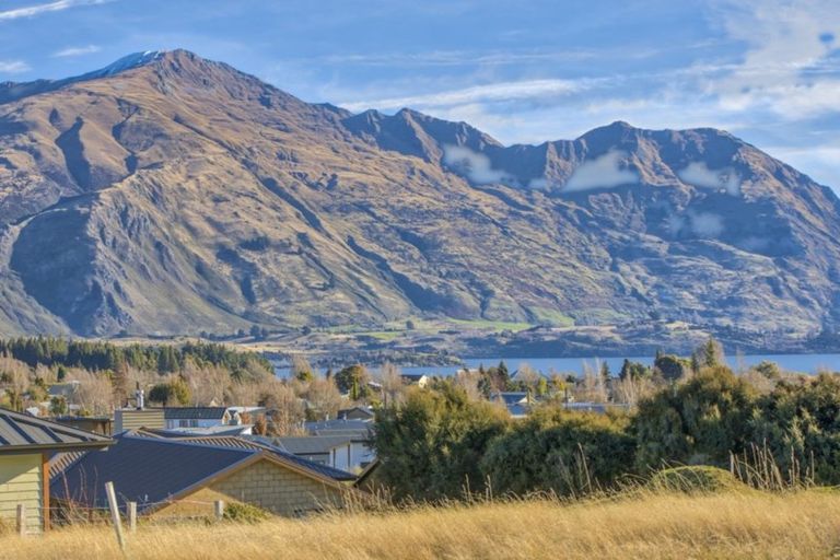 Photo of property in 7 Karearea Rise, Wanaka, 9305