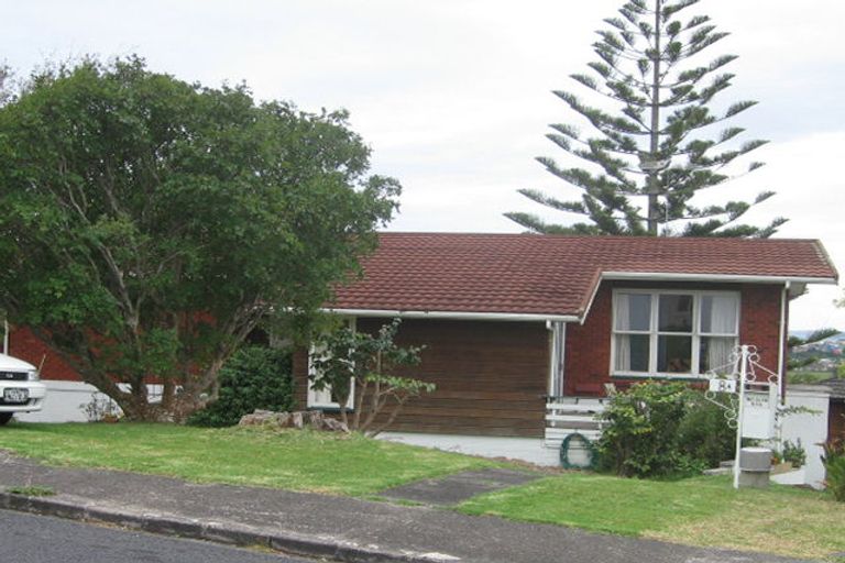 Photo of property in 8 Martin Crescent, Northcote, Auckland, 0627