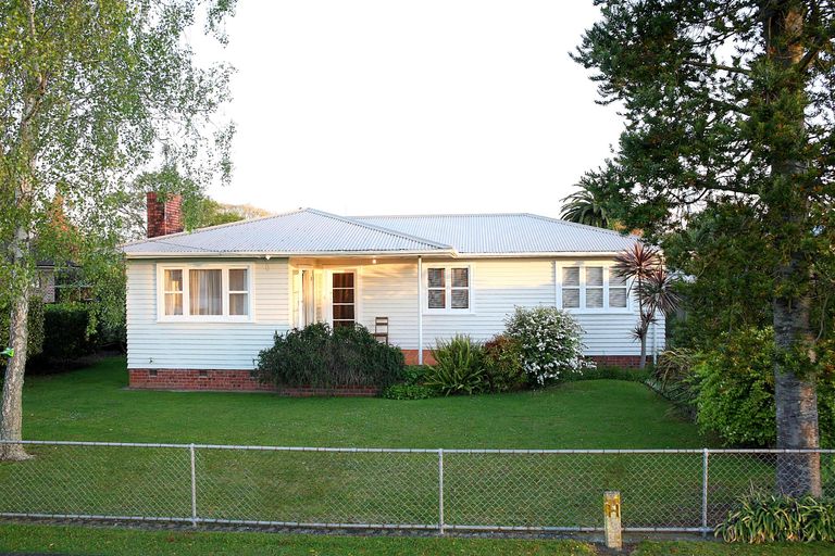 Photo of property in 32 Youngs Road, Papakura, 2110