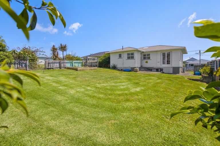 Photo of property in 14 Rospeath Crescent, Spotswood, New Plymouth, 4310