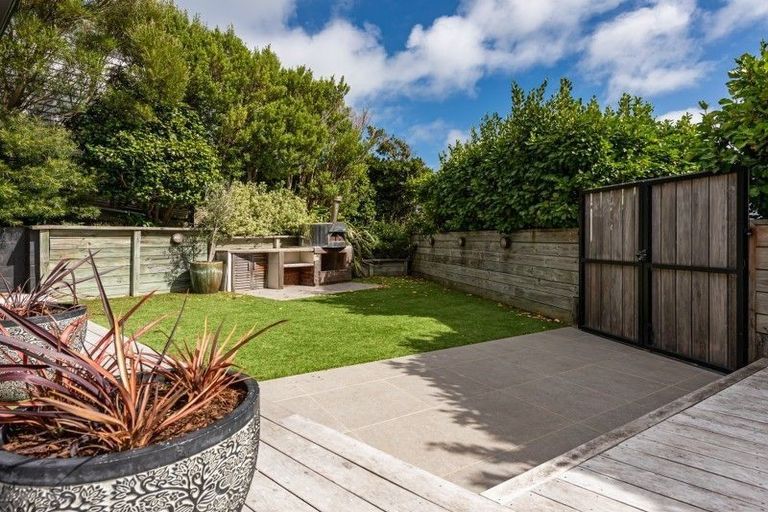 Photo of property in 116 Nevay Road, Karaka Bays, Wellington, 6022