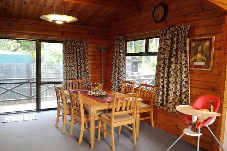 Photo of property in 554 Scenic Drive, Waiatarua, Auckland, 0612