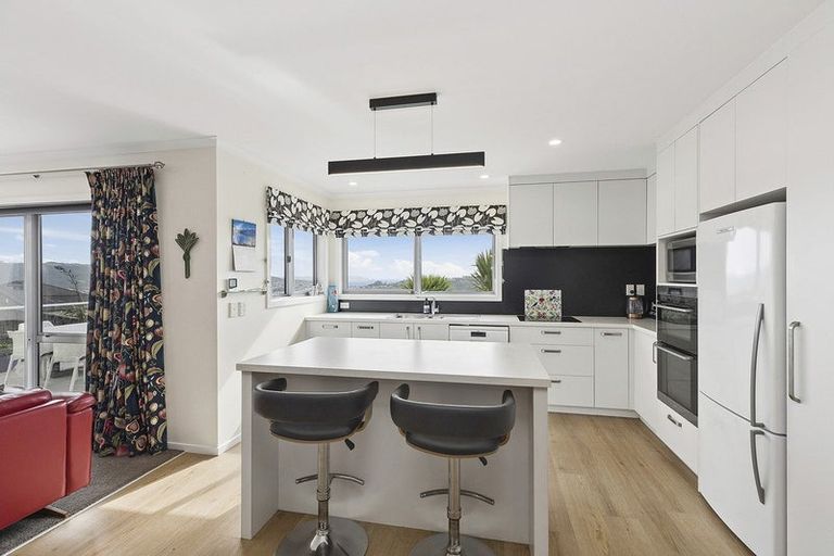 Photo of property in 3 Greenstone Place, Aotea, Porirua, 5024