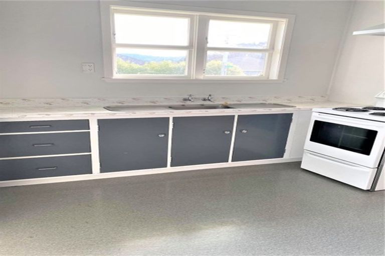 Photo of property in 11 Glen Alice Grove, Naenae, Lower Hutt, 5011