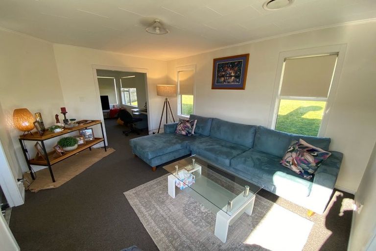 Photo of property in 32 Kenmore Street, Newlands, Wellington, 6037