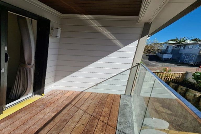 Photo of property in 17 Cassandra Grove, Totara Vale, Auckland, 0629