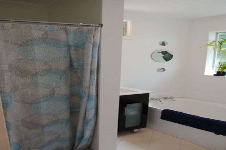 Photo of property in 40f2 Salford Street, Newlands, Wellington, 6037