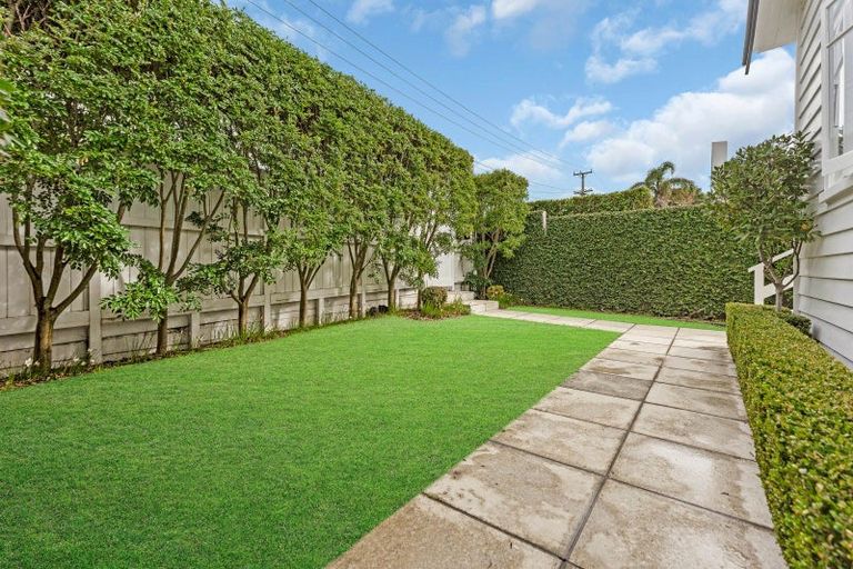 Photo of property in 1/10 Merani Street, Narrow Neck, Auckland, 0622
