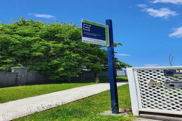 Photo of property in 27 Pahi Place, West Harbour, Auckland, 0618