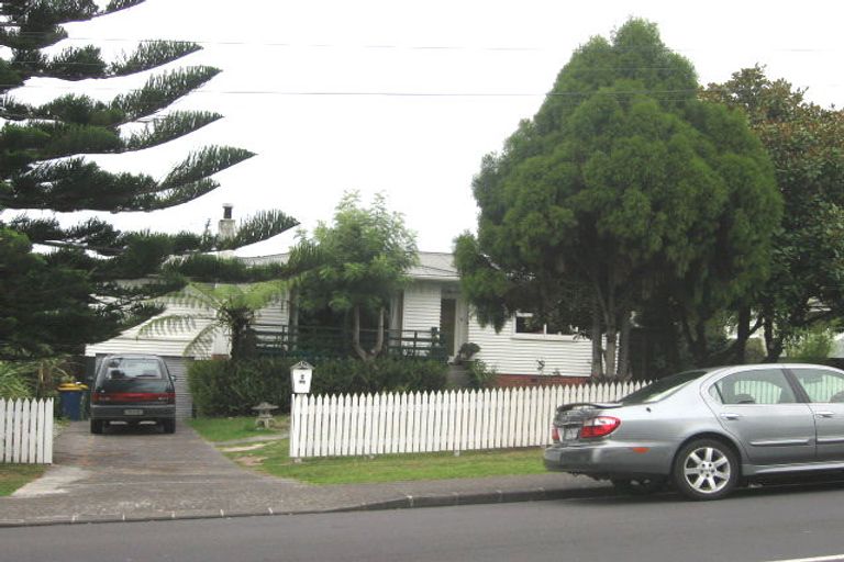 Photo of property in 9 Kaipatiki Road, Glenfield, Auckland, 0629