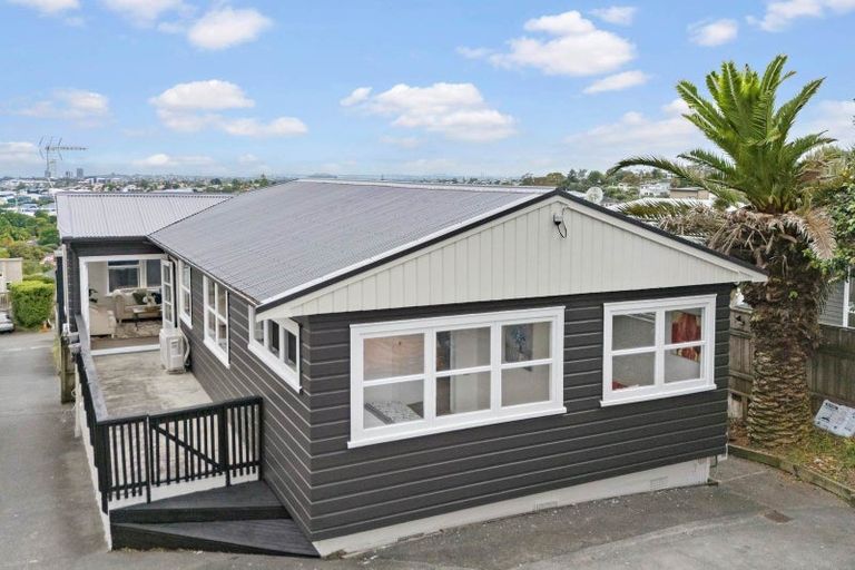 Photo of property in 559 Glenfield Road, Glenfield, Auckland, 0629