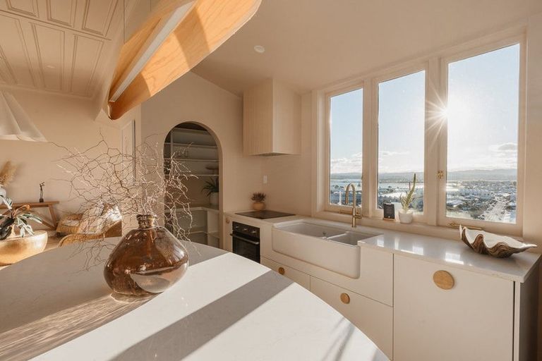 Photo of property in 5 Denholm Road, Hospital Hill, Napier, 4110